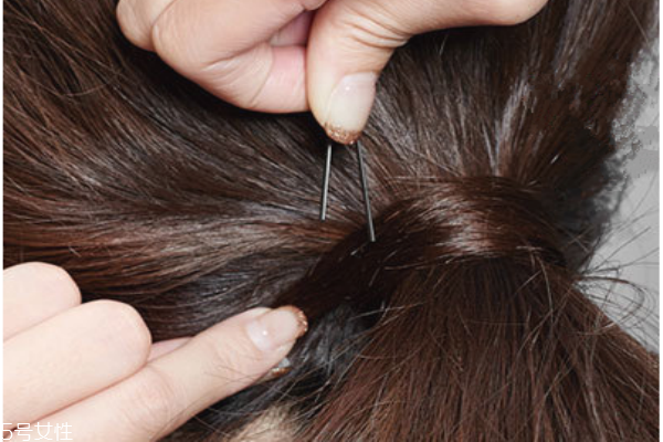 長卷發(fā)怎樣扎好看圖解 女生好看中長卷發(fā)圖片 長卷發(fā)怎樣扎好看圖解 女生好看中長卷發(fā)圖片