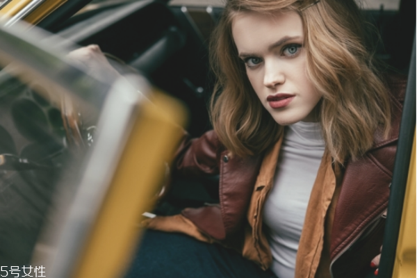 卷發(fā)扎什么發(fā)型好看 長卷發(fā)扎法教程 卷發(fā)扎什么發(fā)型好看 長卷發(fā)扎法教程