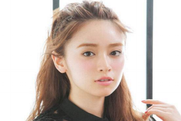 卷發(fā)扎什么發(fā)型好看 長卷發(fā)扎法教程 卷發(fā)扎什么發(fā)型好看 長卷發(fā)扎法教程