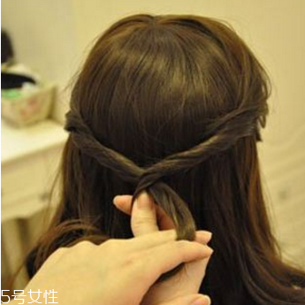 卷發(fā)扎什么發(fā)型好看 長(zhǎng)卷發(fā)扎法教程 卷發(fā)扎什么發(fā)型好看 長(zhǎng)卷發(fā)扎法教程