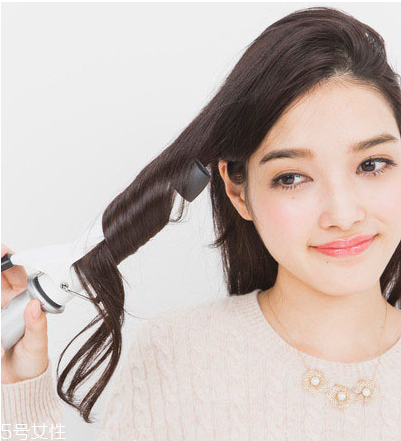 卷發(fā)扎什么發(fā)型好看 長(zhǎng)卷發(fā)扎法教程 卷發(fā)扎什么發(fā)型好看 長(zhǎng)卷發(fā)扎法教程