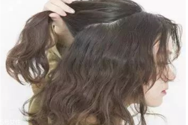 燙發(fā)怎么扎好看 最新長卷發(fā)扎法教程 燙發(fā)怎么扎好看 最新長卷發(fā)扎法教程
