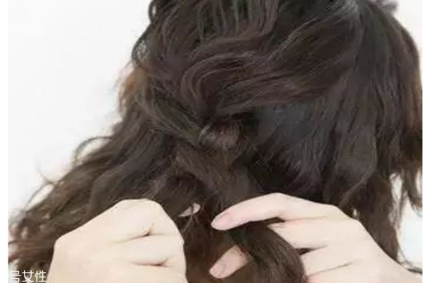 燙發(fā)怎么扎好看 最新長卷發(fā)扎法教程 燙發(fā)怎么扎好看 最新長卷發(fā)扎法教程