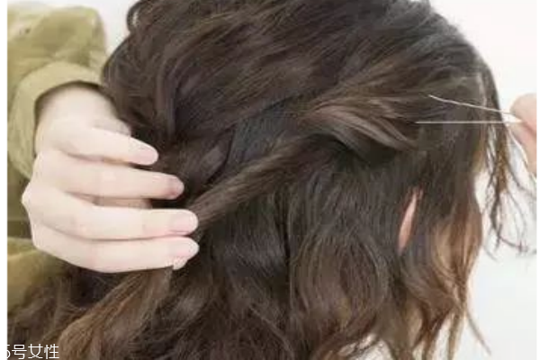 燙發(fā)怎么扎好看 最新長卷發(fā)扎法教程 燙發(fā)怎么扎好看 最新長卷發(fā)扎法教程