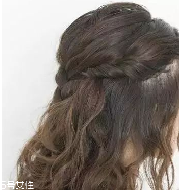 燙發(fā)怎么扎好看 最新長卷發(fā)扎法教程 燙發(fā)怎么扎好看 最新長卷發(fā)扎法教程