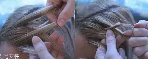 燙發(fā)怎么扎好看 最新長卷發(fā)扎法教程 燙發(fā)怎么扎好看 最新長卷發(fā)扎法教程