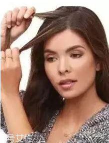 燙發(fā)怎么扎好看 最新長卷發(fā)扎法教程 燙發(fā)怎么扎好看 最新長卷發(fā)扎法教程