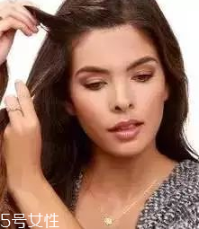 燙發(fā)怎么扎好看 最新長卷發(fā)扎法教程 燙發(fā)怎么扎好看 最新長卷發(fā)扎法教程