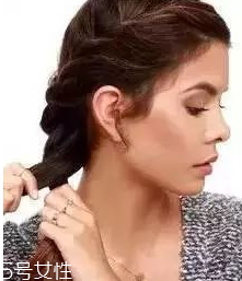 燙發(fā)怎么扎好看 最新長卷發(fā)扎法教程 燙發(fā)怎么扎好看 最新長卷發(fā)扎法教程