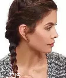 燙發(fā)怎么扎好看 最新長卷發(fā)扎法教程 燙發(fā)怎么扎好看 最新長卷發(fā)扎法教程