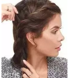 燙發(fā)怎么扎好看 最新長卷發(fā)扎法教程 燙發(fā)怎么扎好看 最新長卷發(fā)扎法教程