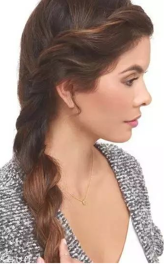 燙發(fā)怎么扎好看 最新長卷發(fā)扎法教程 燙發(fā)怎么扎好看 最新長卷發(fā)扎法教程