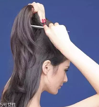 燙發(fā)怎么扎好看 最新長卷發(fā)扎法教程 燙發(fā)怎么扎好看 最新長卷發(fā)扎法教程