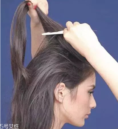 燙發(fā)怎么扎好看 最新長卷發(fā)扎法教程 燙發(fā)怎么扎好看 最新長卷發(fā)扎法教程