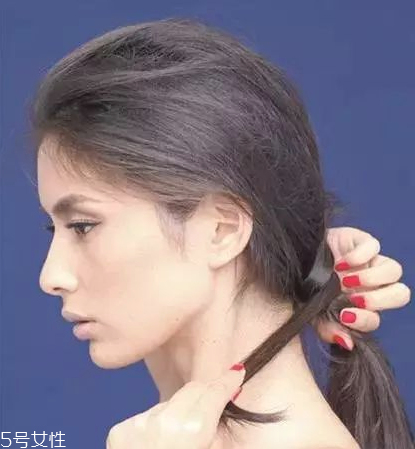 燙發(fā)怎么扎好看 最新長卷發(fā)扎法教程 燙發(fā)怎么扎好看 最新長卷發(fā)扎法教程