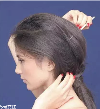 燙發(fā)怎么扎好看 最新長卷發(fā)扎法教程 燙發(fā)怎么扎好看 最新長卷發(fā)扎法教程