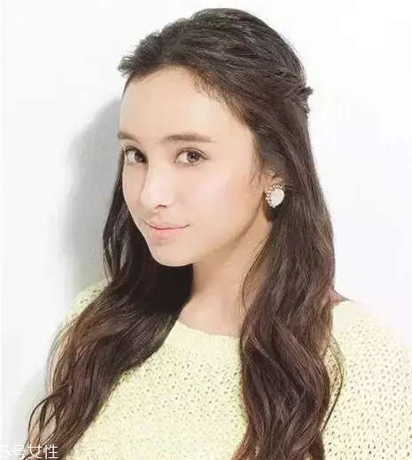 燙發(fā)怎么扎好看 最新長卷發(fā)扎法教程 燙發(fā)怎么扎好看 最新長卷發(fā)扎法教程