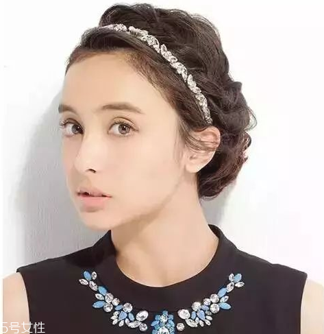 燙發(fā)怎么扎好看 最新長卷發(fā)扎法教程 燙發(fā)怎么扎好看 最新長卷發(fā)扎法教程