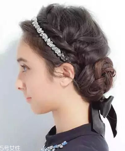 燙發(fā)怎么扎好看 最新長卷發(fā)扎法教程 燙發(fā)怎么扎好看 最新長卷發(fā)扎法教程