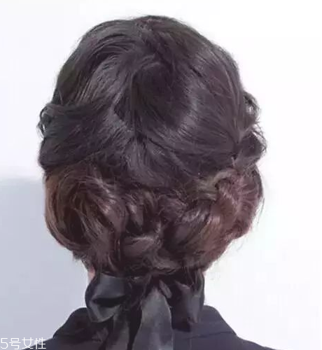 燙發(fā)怎么扎好看 最新長卷發(fā)扎法教程 燙發(fā)怎么扎好看 最新長卷發(fā)扎法教程