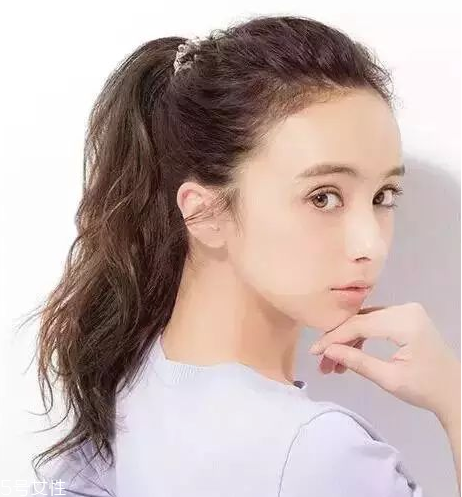 燙發(fā)怎么扎好看 最新長卷發(fā)扎法教程 燙發(fā)怎么扎好看 最新長卷發(fā)扎法教程