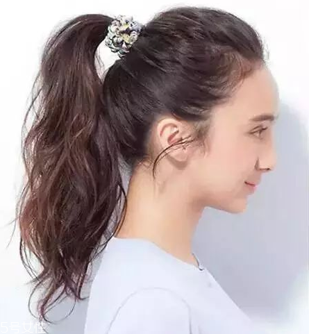 燙發(fā)怎么扎好看 最新長卷發(fā)扎法教程 燙發(fā)怎么扎好看 最新長卷發(fā)扎法教程