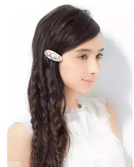 燙發(fā)怎么扎好看 最新長卷發(fā)扎法教程 燙發(fā)怎么扎好看 最新長卷發(fā)扎法教程