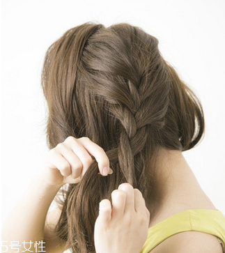 燙發(fā)怎么扎好看 最新長卷發(fā)扎法教程 燙發(fā)怎么扎好看 最新長卷發(fā)扎法教程