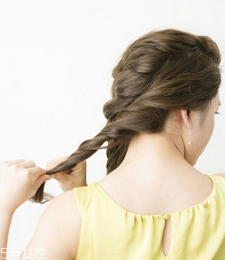 燙發(fā)怎么扎好看 最新長卷發(fā)扎法教程 燙發(fā)怎么扎好看 最新長卷發(fā)扎法教程