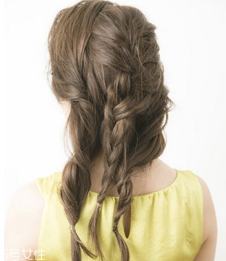 燙發(fā)怎么扎好看 最新長卷發(fā)扎法教程 燙發(fā)怎么扎好看 最新長卷發(fā)扎法教程