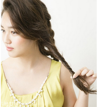 燙發(fā)怎么扎好看 最新長卷發(fā)扎法教程 燙發(fā)怎么扎好看 最新長卷發(fā)扎法教程