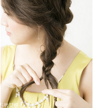 燙發(fā)怎么扎好看 最新長卷發(fā)扎法教程 燙發(fā)怎么扎好看 最新長卷發(fā)扎法教程