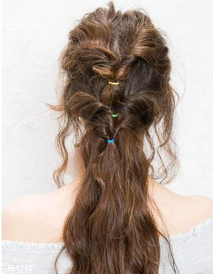 燙發(fā)怎么扎好看 最新長卷發(fā)扎法教程 燙發(fā)怎么扎好看 最新長卷發(fā)扎法教程