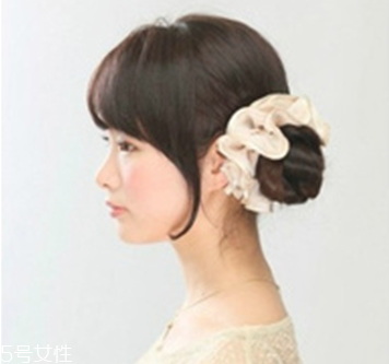 燙發(fā)怎么扎好看 最新長卷發(fā)扎法教程 燙發(fā)怎么扎好看 最新長卷發(fā)扎法教程