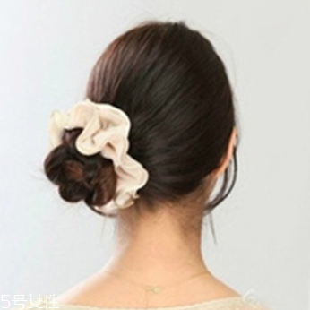 燙發(fā)怎么扎好看 最新長卷發(fā)扎法教程 燙發(fā)怎么扎好看 最新長卷發(fā)扎法教程