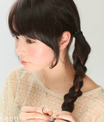 燙發(fā)怎么扎好看 最新長卷發(fā)扎法教程 燙發(fā)怎么扎好看 最新長卷發(fā)扎法教程