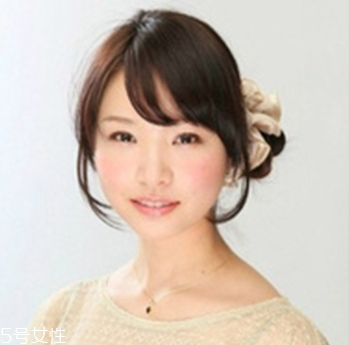 燙發(fā)怎么扎好看 最新長卷發(fā)扎法教程 燙發(fā)怎么扎好看 最新長卷發(fā)扎法教程