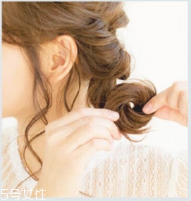 如何自己做簡單盤發(fā) 自己盤頭發(fā)簡單好看的步驟 如何自己做簡單盤發(fā) 自己盤頭發(fā)簡單好看的步驟