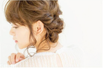 如何自己做簡單盤發(fā) 自己盤頭發(fā)簡單好看的步驟 如何自己做簡單盤發(fā) 自己盤頭發(fā)簡單好看的步驟