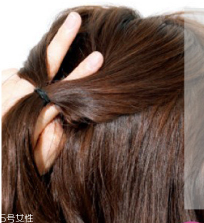 如何自己做簡單盤發(fā) 自己盤頭發(fā)簡單好看的步驟 如何自己做簡單盤發(fā) 自己盤頭發(fā)簡單好看的步驟