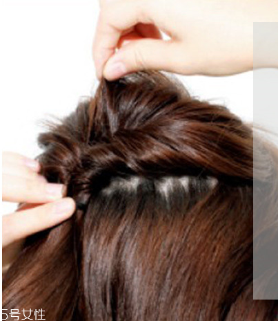 如何自己做簡單盤發(fā) 自己盤頭發(fā)簡單好看的步驟 如何自己做簡單盤發(fā) 自己盤頭發(fā)簡單好看的步驟