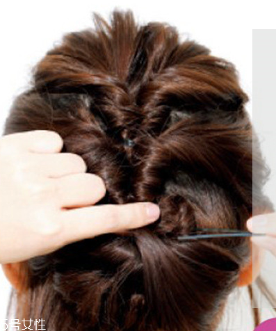 如何自己做簡單盤發(fā) 自己盤頭發(fā)簡單好看的步驟 如何自己做簡單盤發(fā) 自己盤頭發(fā)簡單好看的步驟