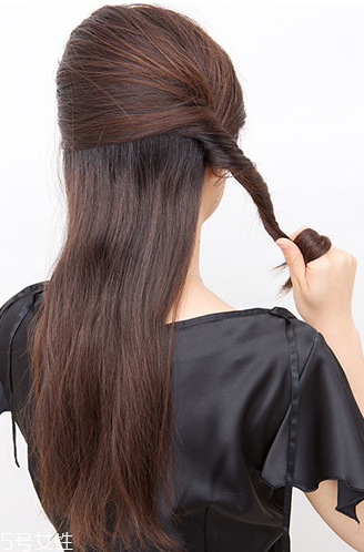 如何自己做簡單盤發(fā) 自己盤頭發(fā)簡單好看的步驟 如何自己做簡單盤發(fā) 自己盤頭發(fā)簡單好看的步驟