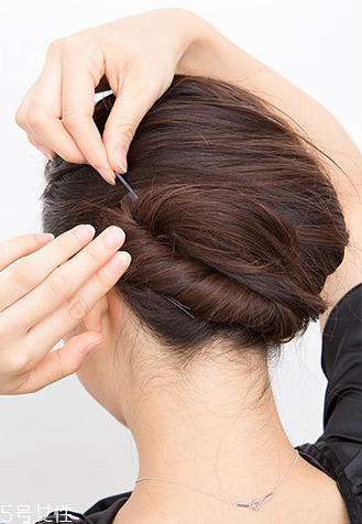 如何自己做簡單盤發(fā) 自己盤頭發(fā)簡單好看的步驟 如何自己做簡單盤發(fā) 自己盤頭發(fā)簡單好看的步驟