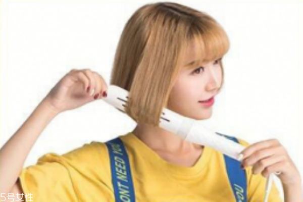 怎么用卷發(fā)棒卷內扣 輕松燙優(yōu)雅波波頭發(fā)型 怎么用卷發(fā)棒卷內扣 輕松燙優(yōu)雅波波頭發(fā)型