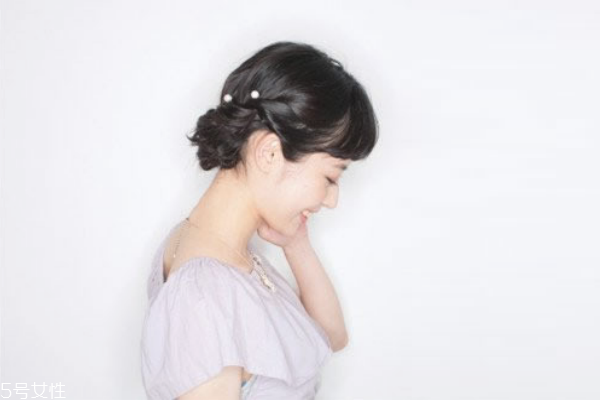 怎么用卷發(fā)棒卷內扣 輕松燙優(yōu)雅波波頭發(fā)型 怎么用卷發(fā)棒卷內扣 輕松燙優(yōu)雅波波頭發(fā)型