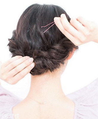 怎么用卷發(fā)棒卷內扣 輕松燙優(yōu)雅波波頭發(fā)型 怎么用卷發(fā)棒卷內扣 輕松燙優(yōu)雅波波頭發(fā)型