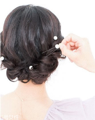 怎么用卷發(fā)棒卷內扣 輕松燙優(yōu)雅波波頭發(fā)型 怎么用卷發(fā)棒卷內扣 輕松燙優(yōu)雅波波頭發(fā)型