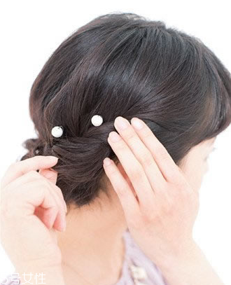 怎么用卷發(fā)棒卷內扣 輕松燙優(yōu)雅波波頭發(fā)型 怎么用卷發(fā)棒卷內扣 輕松燙優(yōu)雅波波頭發(fā)型