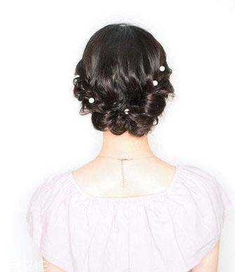 怎么用卷發(fā)棒卷內扣 輕松燙優(yōu)雅波波頭發(fā)型 怎么用卷發(fā)棒卷內扣 輕松燙優(yōu)雅波波頭發(fā)型